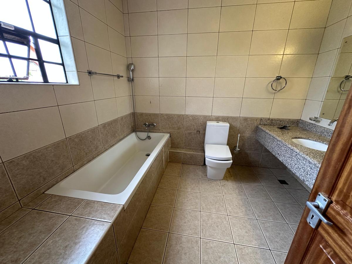 4 Bed Villa with En Suite at Lavington - 14