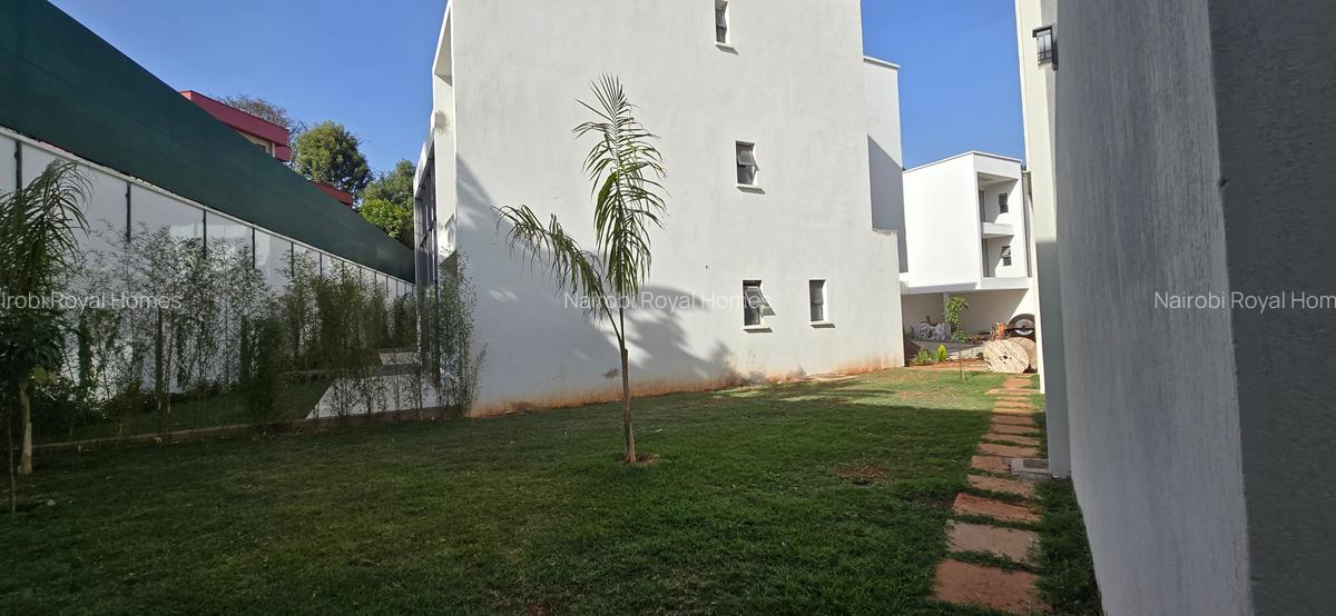 5 Bed Townhouse with En Suite at Lavington Green - 14