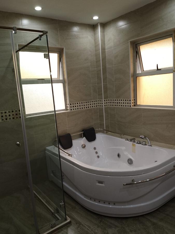 5 Bed House with En Suite in Lavington - 3