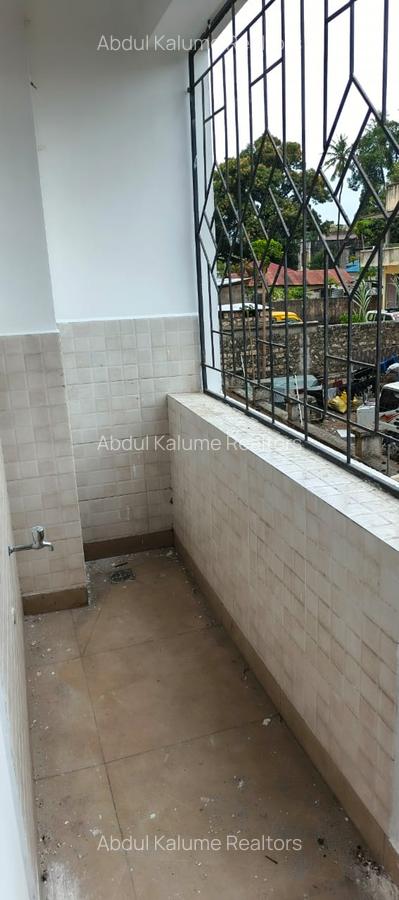 Serviced 2 Bed Apartment with En Suite at Tudor - 12