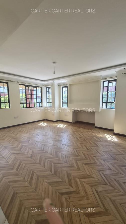 5 Bed House with En Suite in Garden Estate - 8