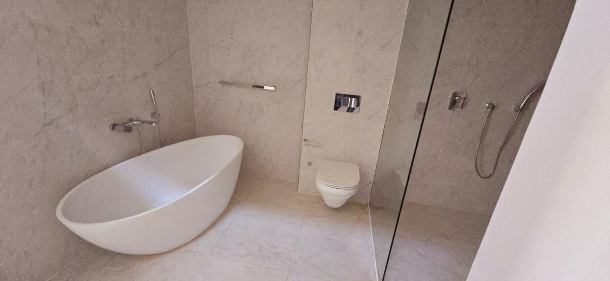 4 Bed House with En Suite at Palm Valley - 8