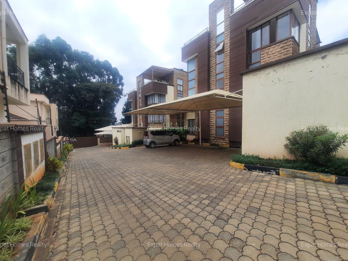6 Bed Villa with En Suite in Lavington - 1