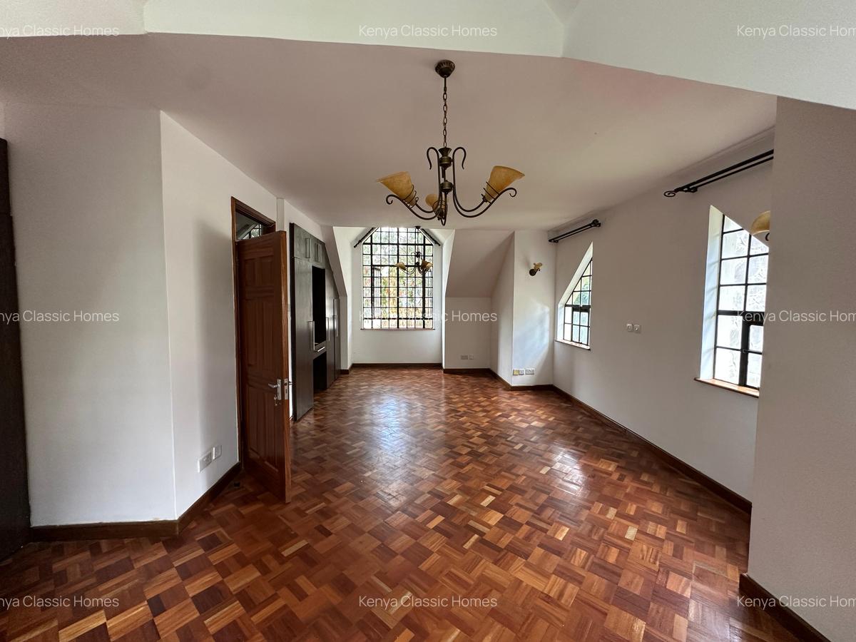 4 Bed Villa with En Suite at Lavington - 11