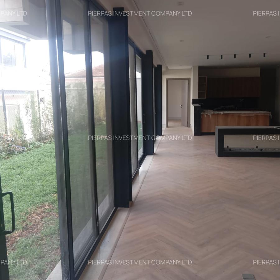 5 Bed Townhouse with En Suite in Brookside - 8