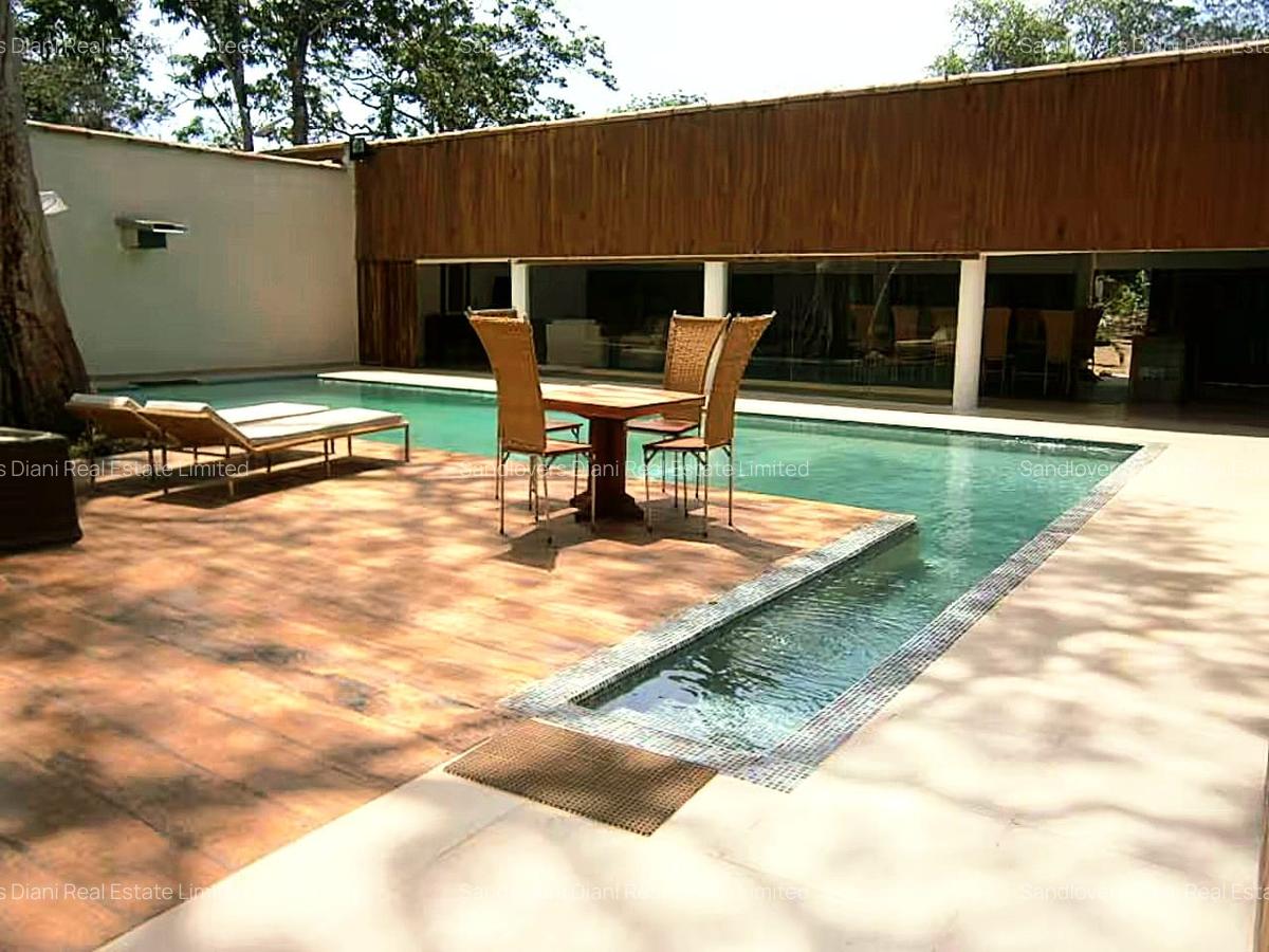 5 Bed Villa with En Suite in Diani - 1