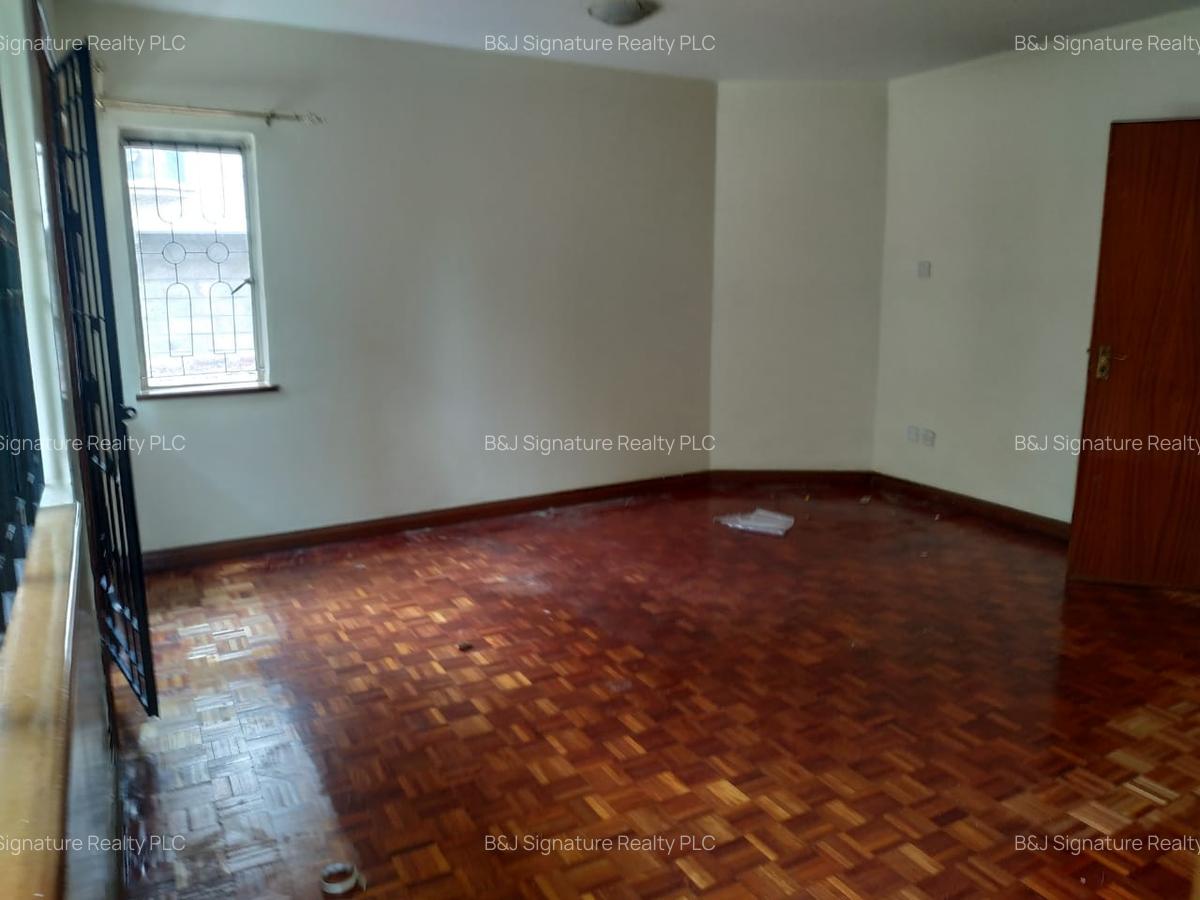 4 Bed Villa with En Suite in Spring Valley - 5