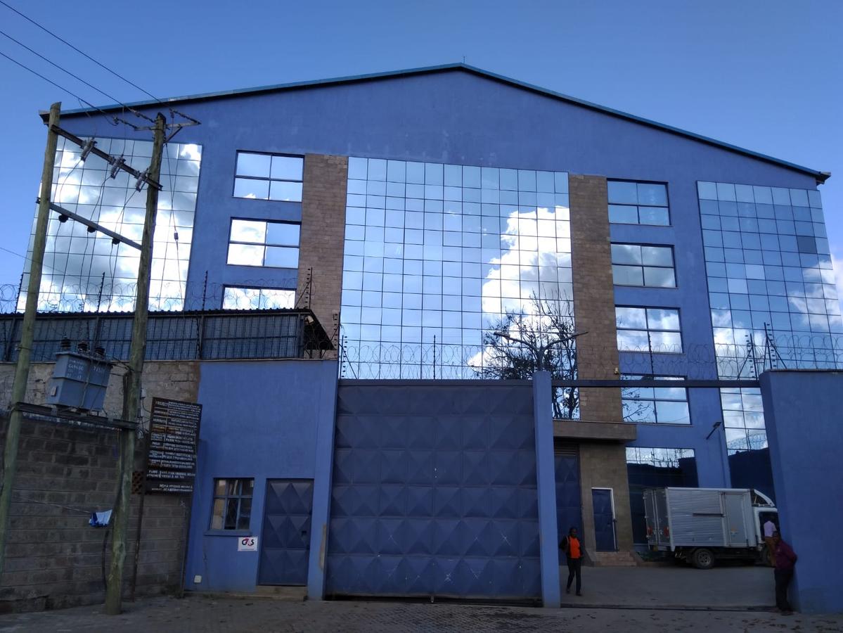 34,000 ft² Commercial Property with Parking in Industrial Area - 1