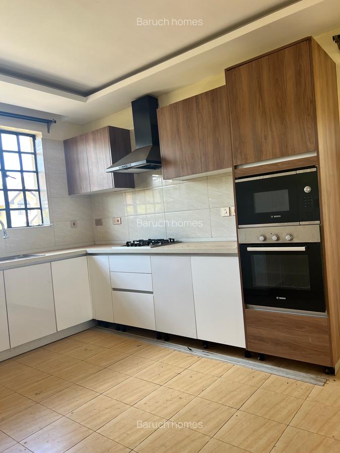 4 Bed Villa with En Suite in Redhill - 6