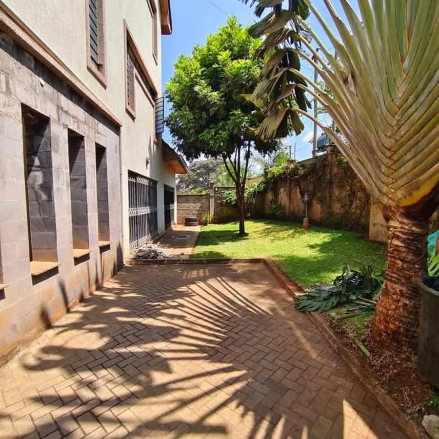 5 Bed Townhouse with En Suite at Lavington - 20