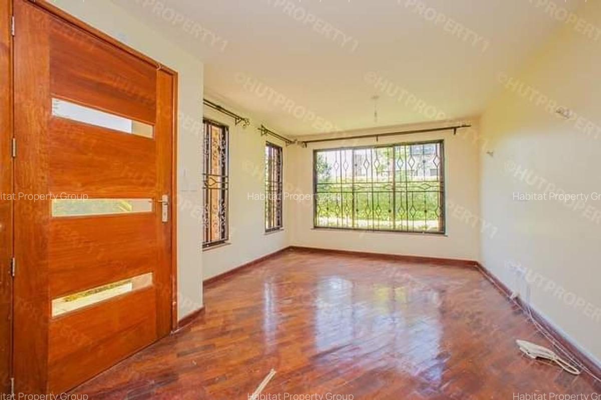 4 Bed House with En Suite in Ridgeways - 10