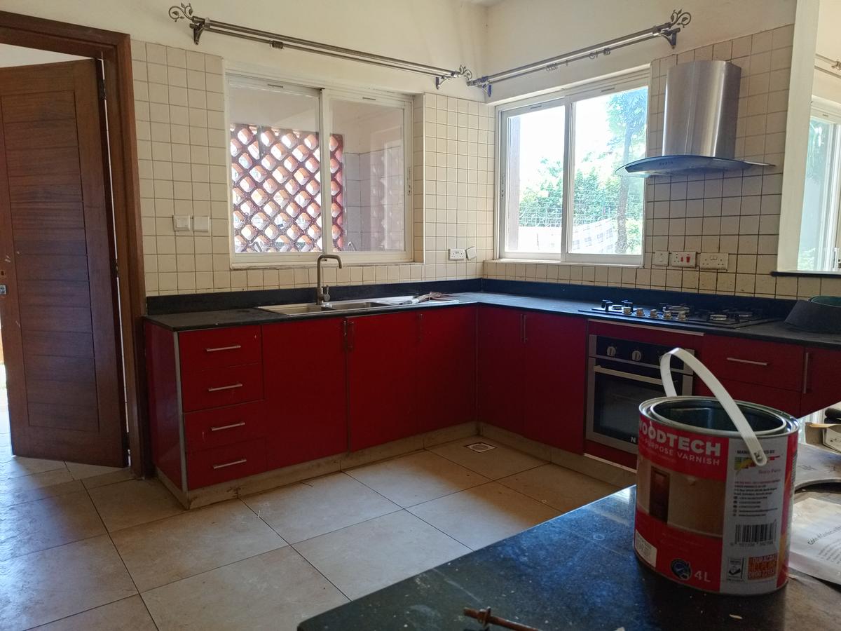 5 Bed Villa with En Suite in Lavington - 2