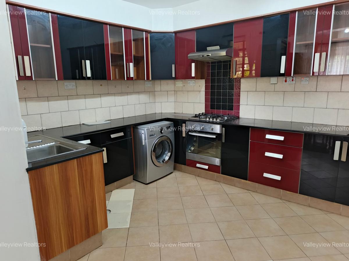 3 Bed Villa with En Suite at Lavington - 3