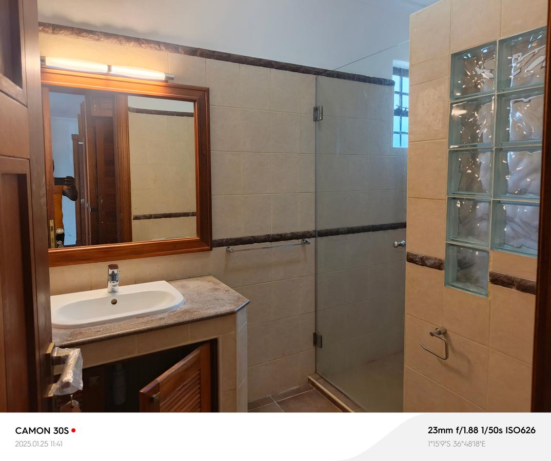 5 Bed Townhouse with En Suite in Spring Valley - 6