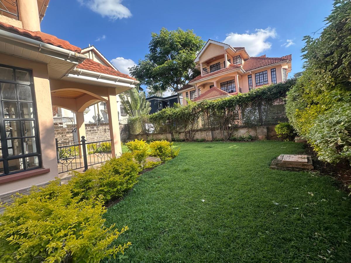 5 Bed House with En Suite at Lavington - 2