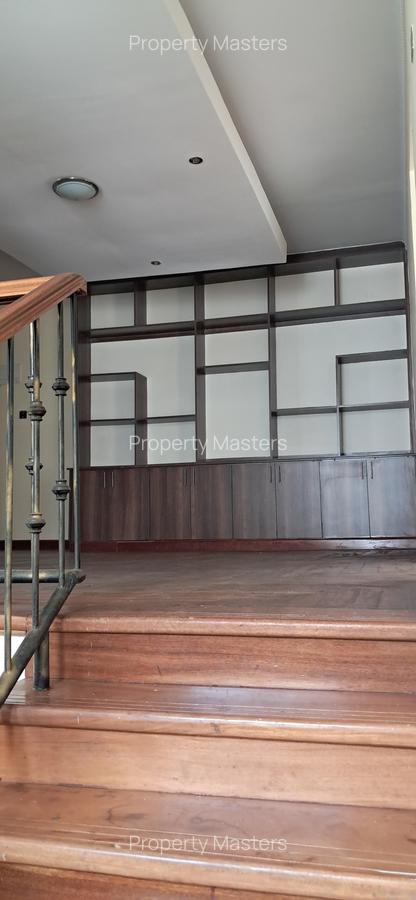 5 Bed Villa with En Suite at Convernt Drive - 5