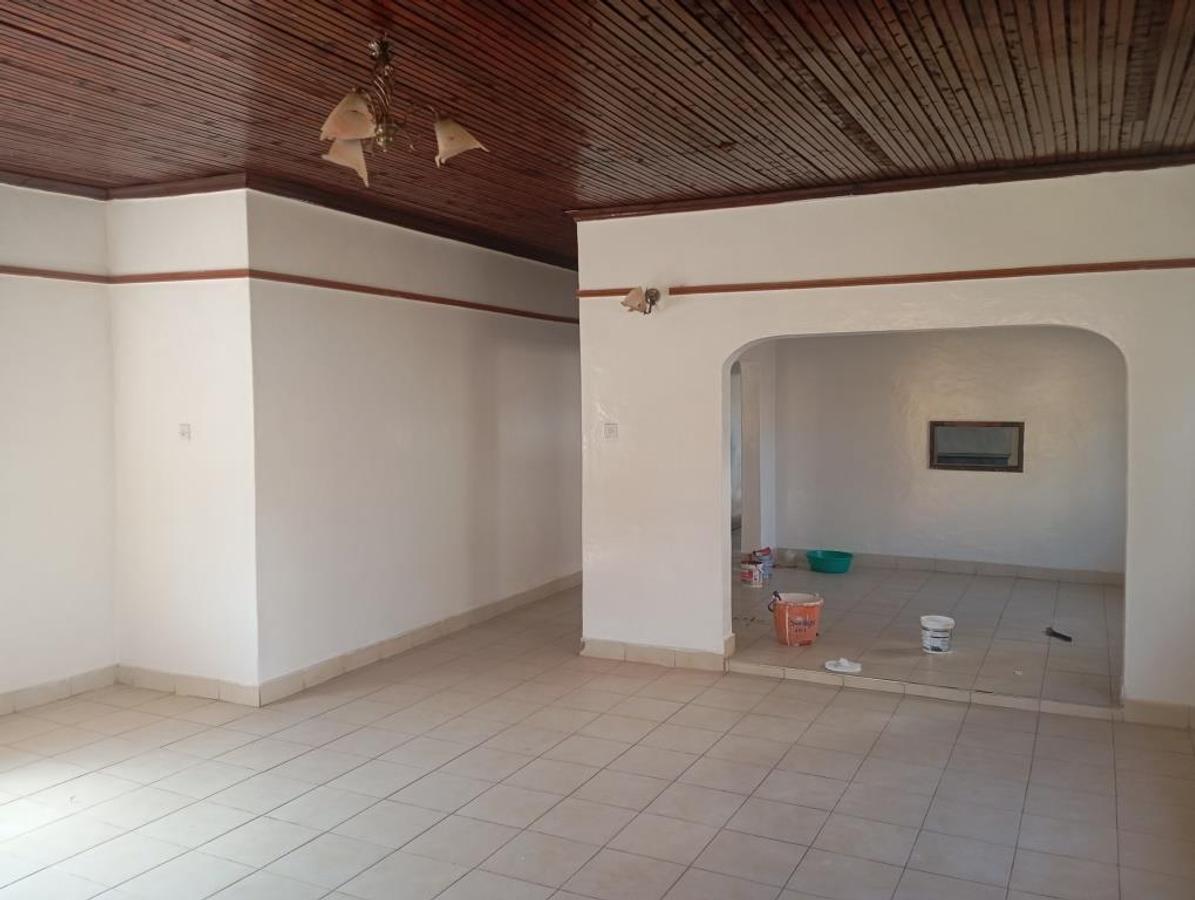 5 Bed House with En Suite at Mountain View - 2