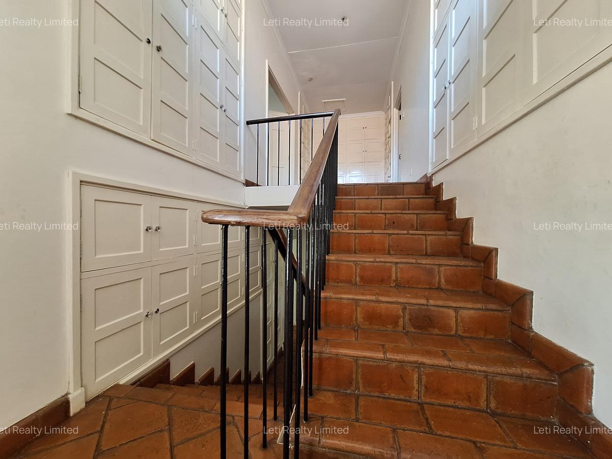 4 Bed House with En Suite in Lavington - 9