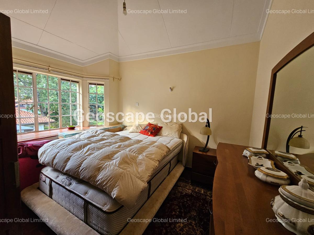 5 Bed Villa with En Suite in Rosslyn - 3