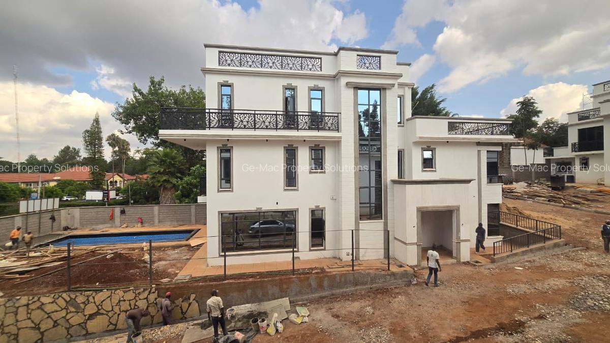 5 Bed House with En Suite in Lavington - 1