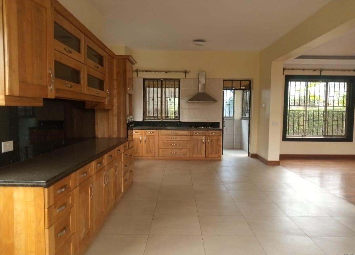 4 Bed Townhouse with En Suite in General Mathenge - 3