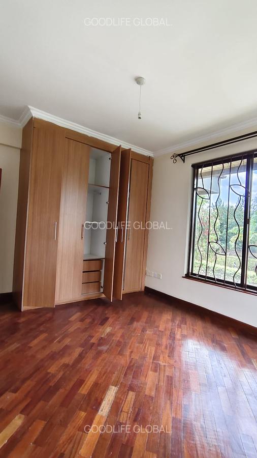 4 Bed House with En Suite at Ridgeways - 12