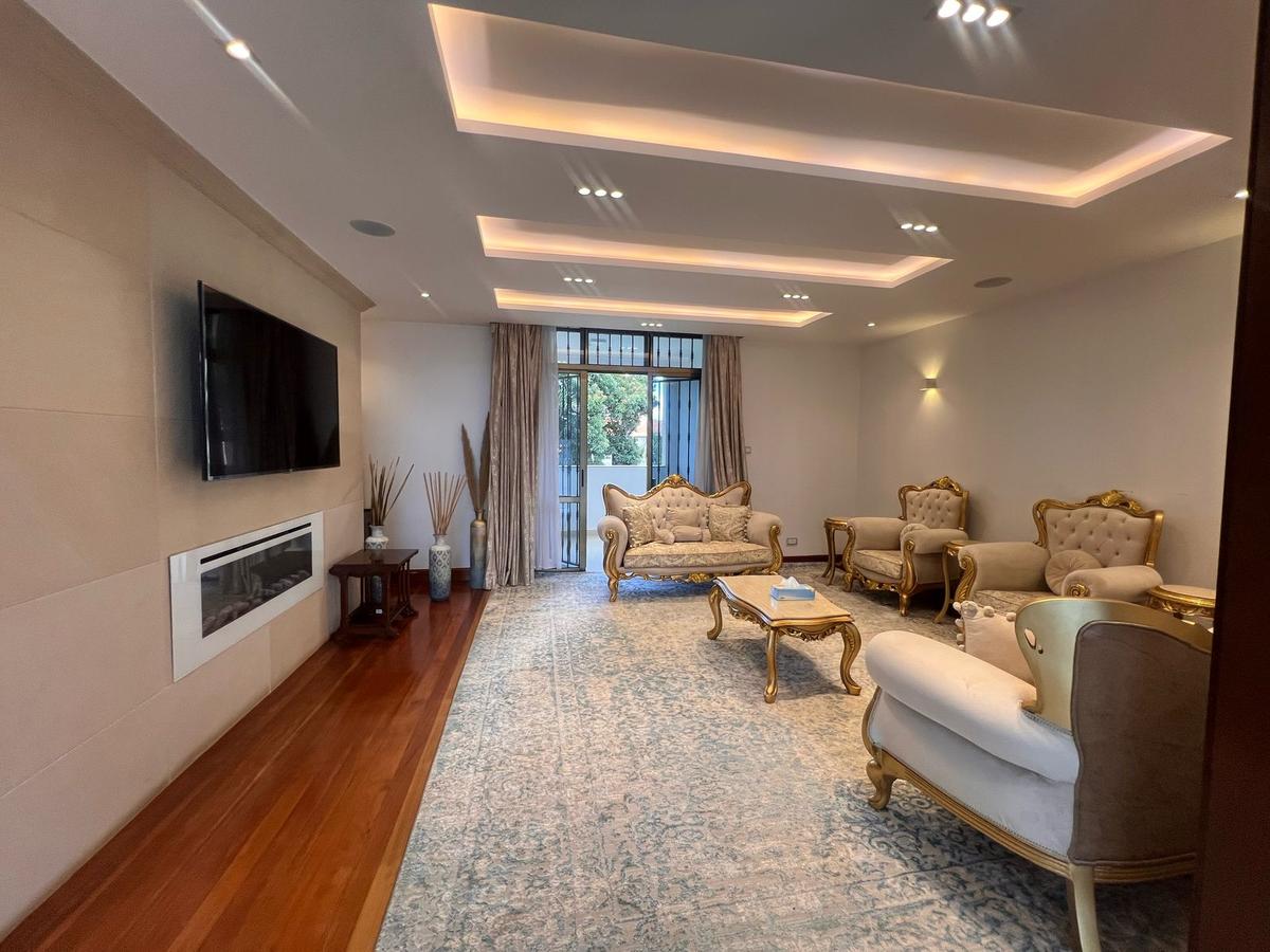 5 Bed House with En Suite in Lavington - 3