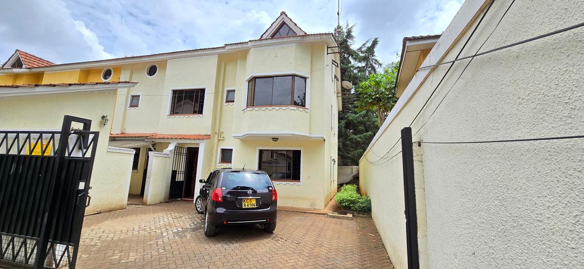 4 Bed Townhouse with En Suite at James Gichuru - 19