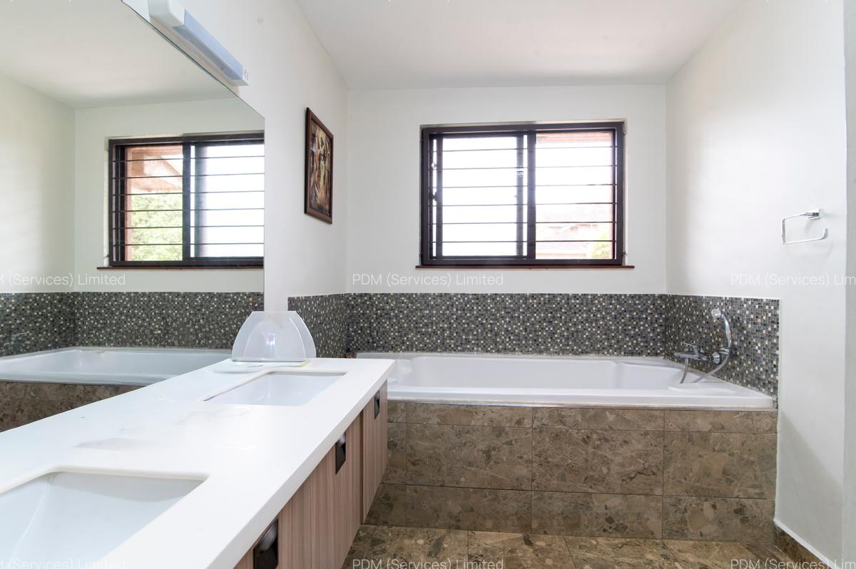 5 Bed Townhouse with En Suite in Lavington - 13