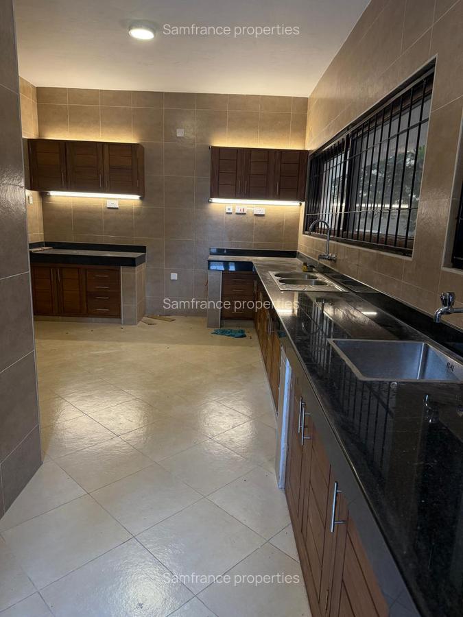 5 Bed Townhouse with En Suite at Greenwood - 4