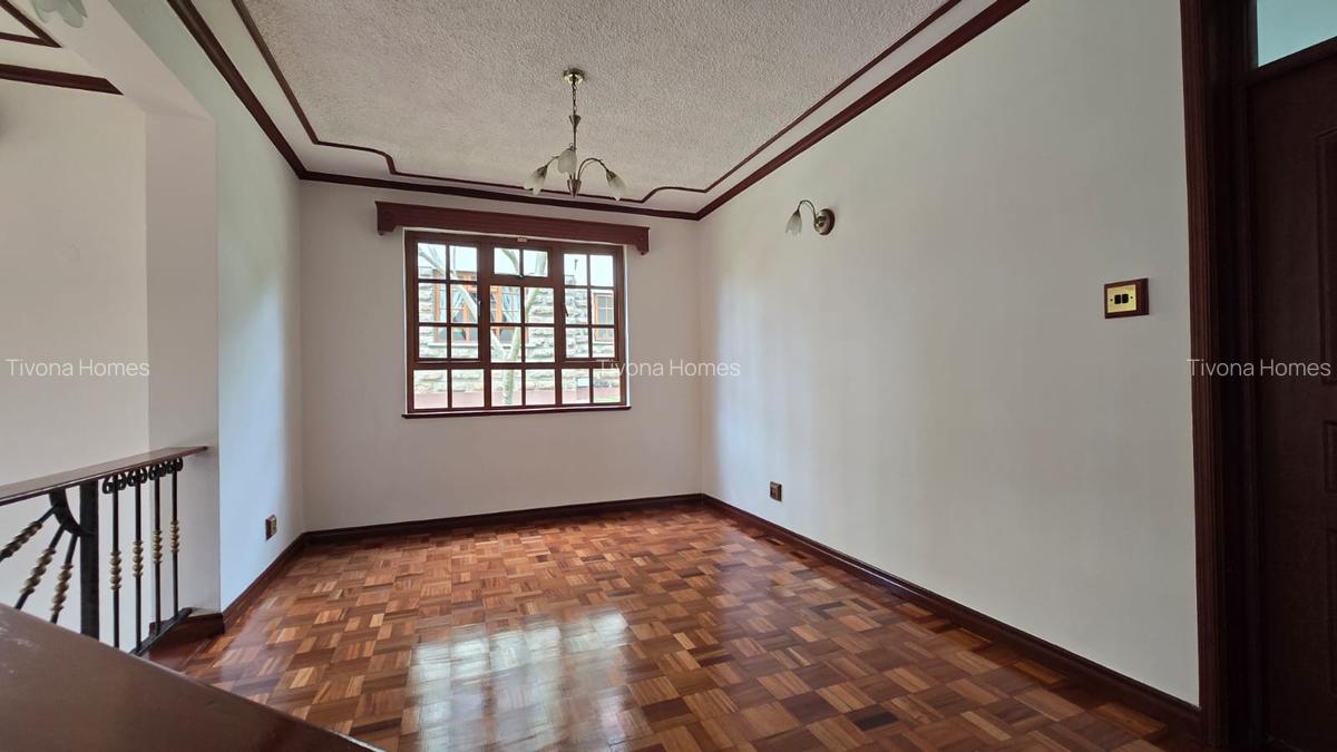 4 Bed House with En Suite in Lavington - 14