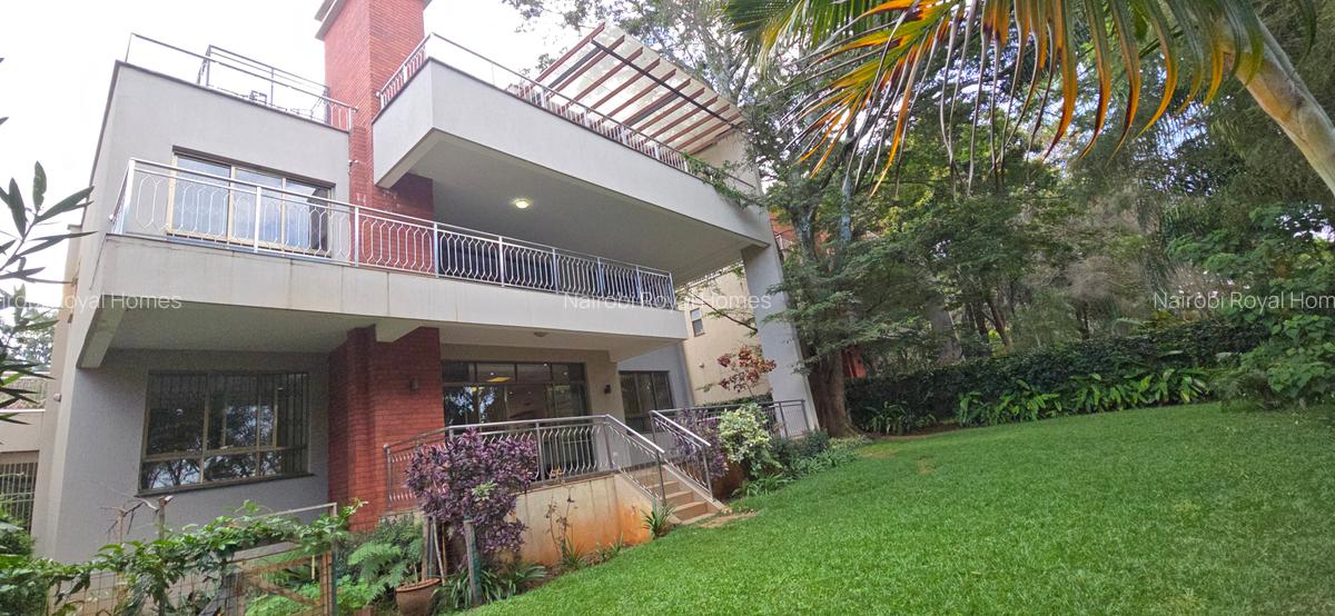 5 Bed Townhouse with En Suite at Lavington Green - 3