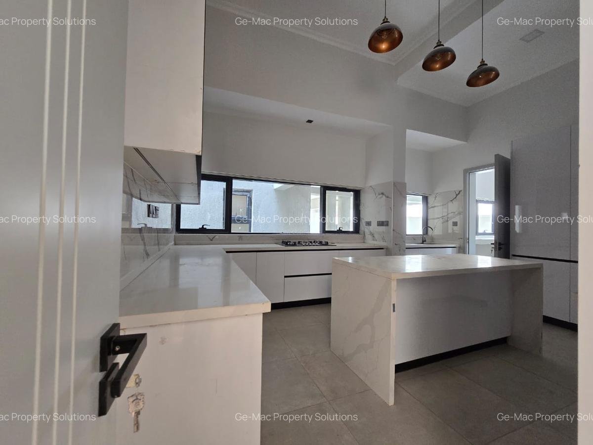 5 Bed House with Garden in Lavington - 9