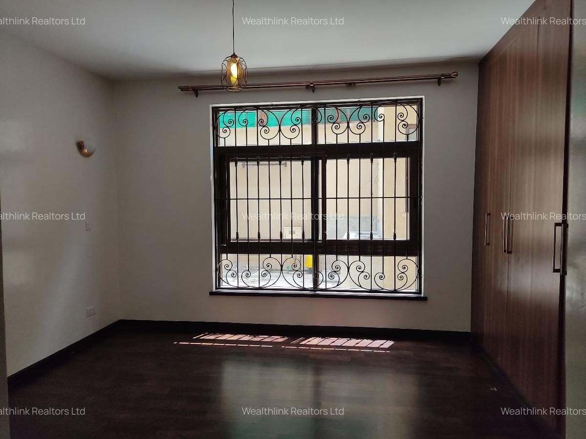 5 Bed Townhouse with En Suite at Lavington - 6