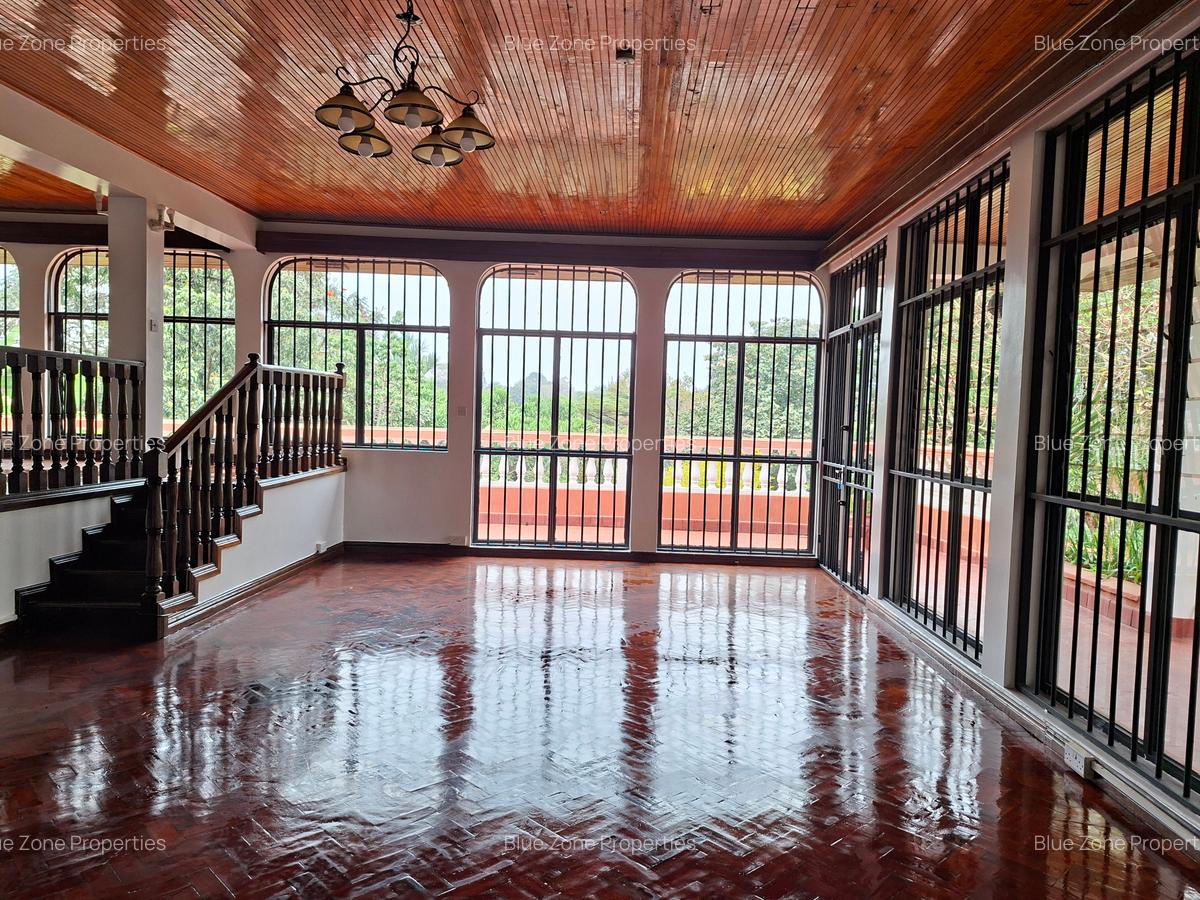 5 Bed House with En Suite at Close To Un - 7