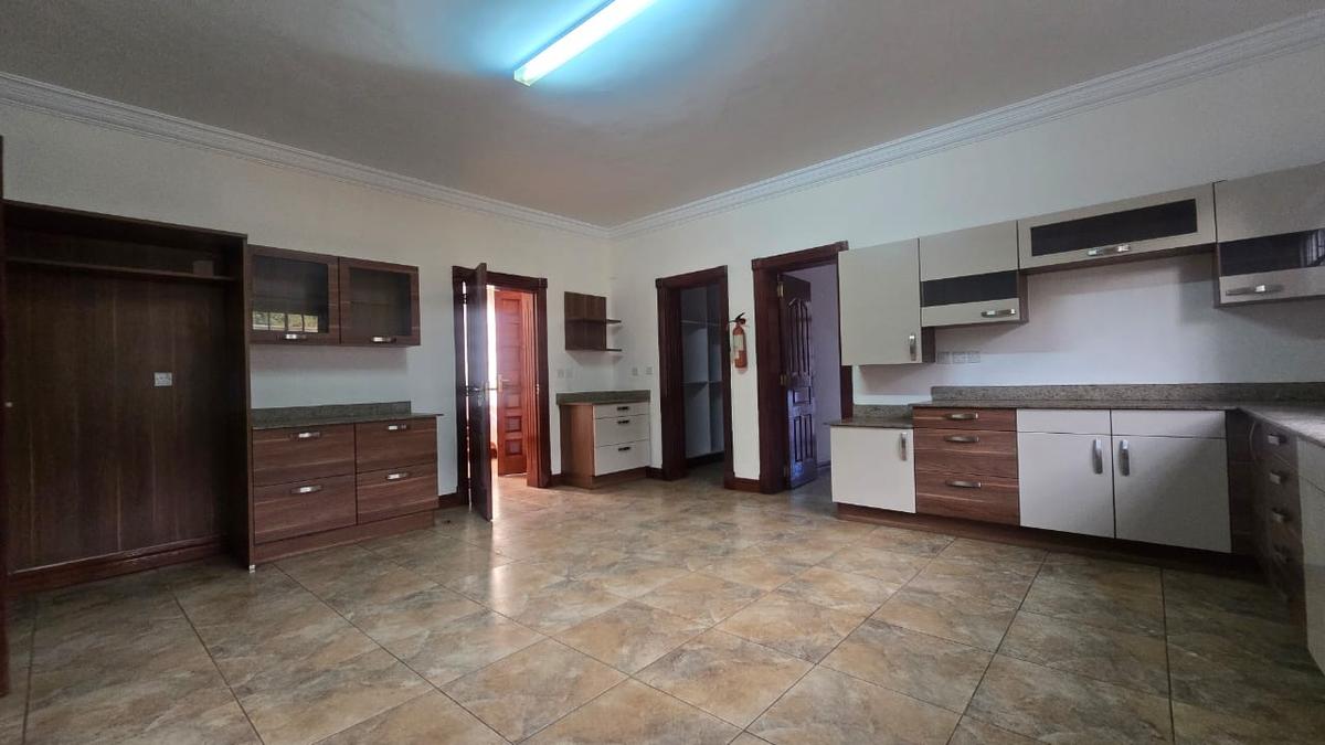 4 Bed House with En Suite in Lavington - 6