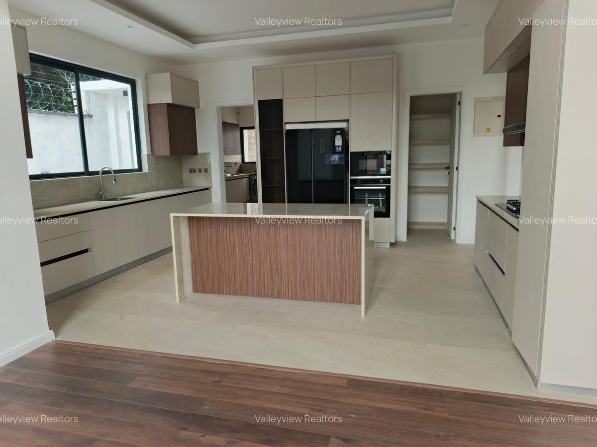 5 Bed Townhouse with En Suite at Lavington - 18