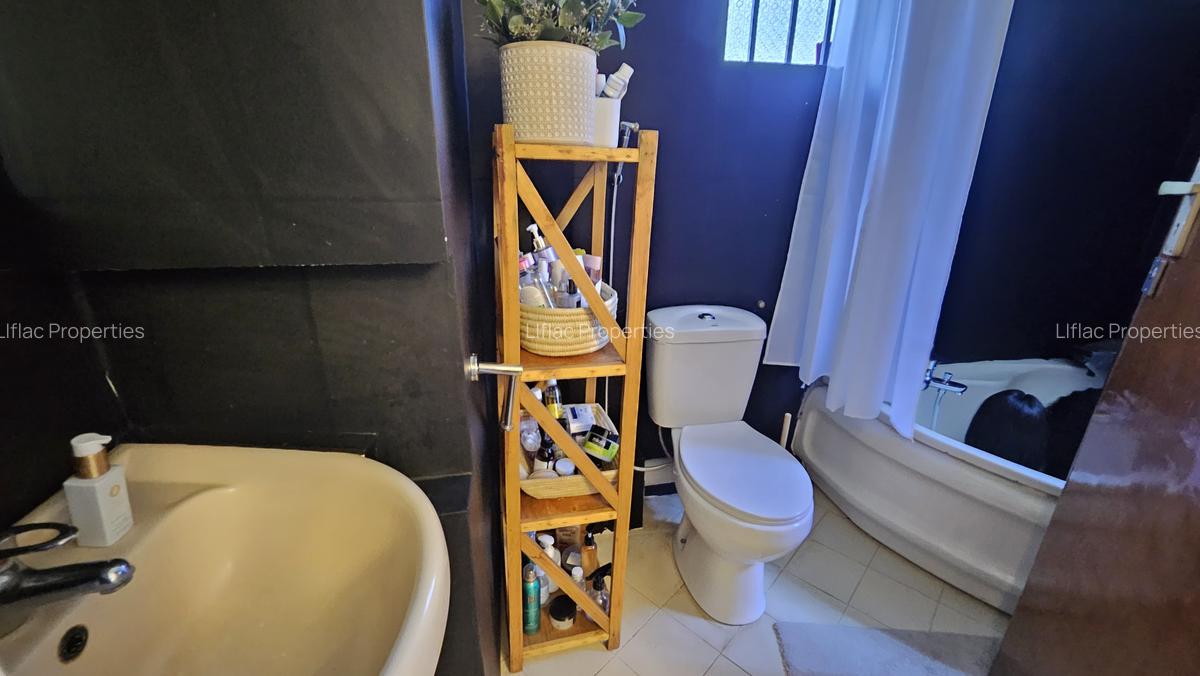 5 Bed House with En Suite in Runda - 10