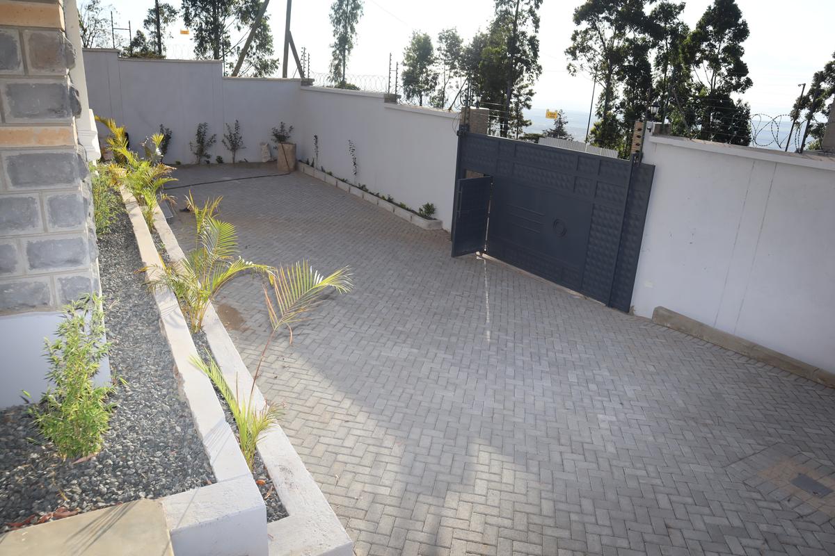 4 Bed House with En Suite at Lemiso Road - 5