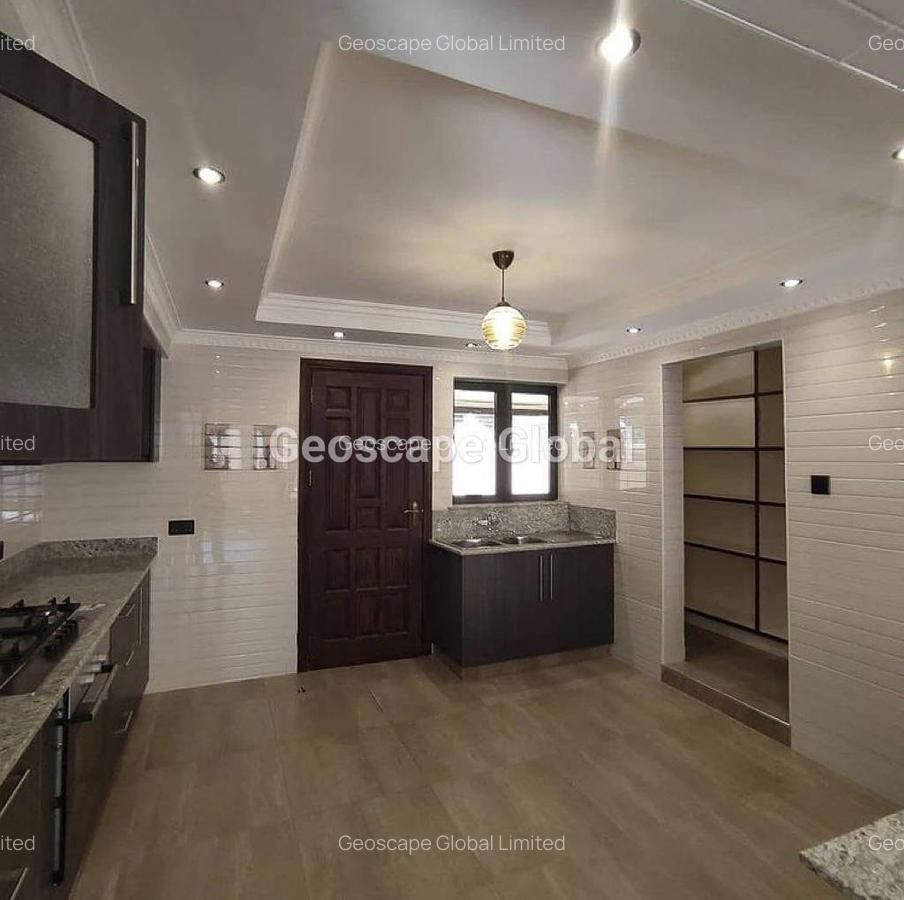 5 Bed Townhouse with En Suite in Lavington - 3