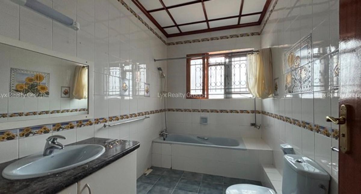 5 Bed Villa with En Suite in Runda - 4