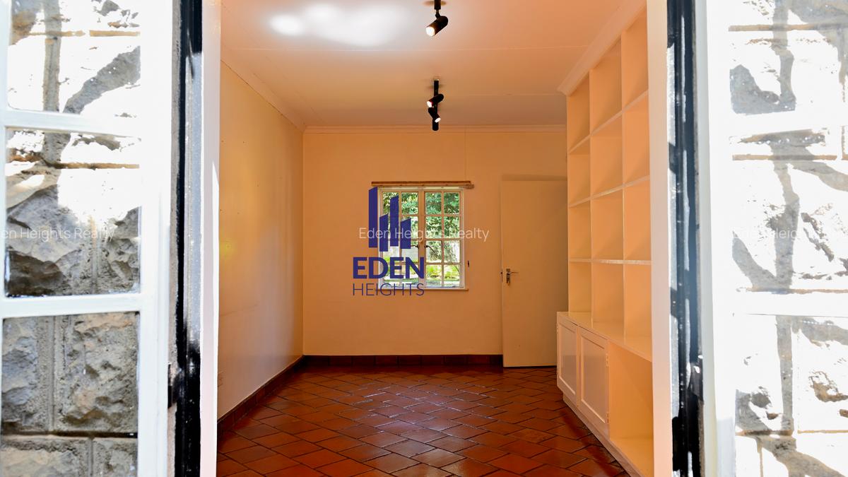 4 Bed House with En Suite in Lavington - 8