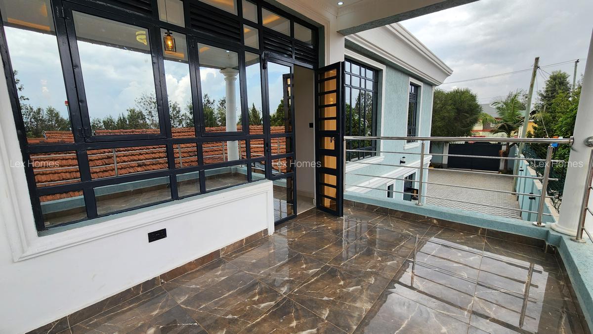 4 Bed House with En Suite at - 12