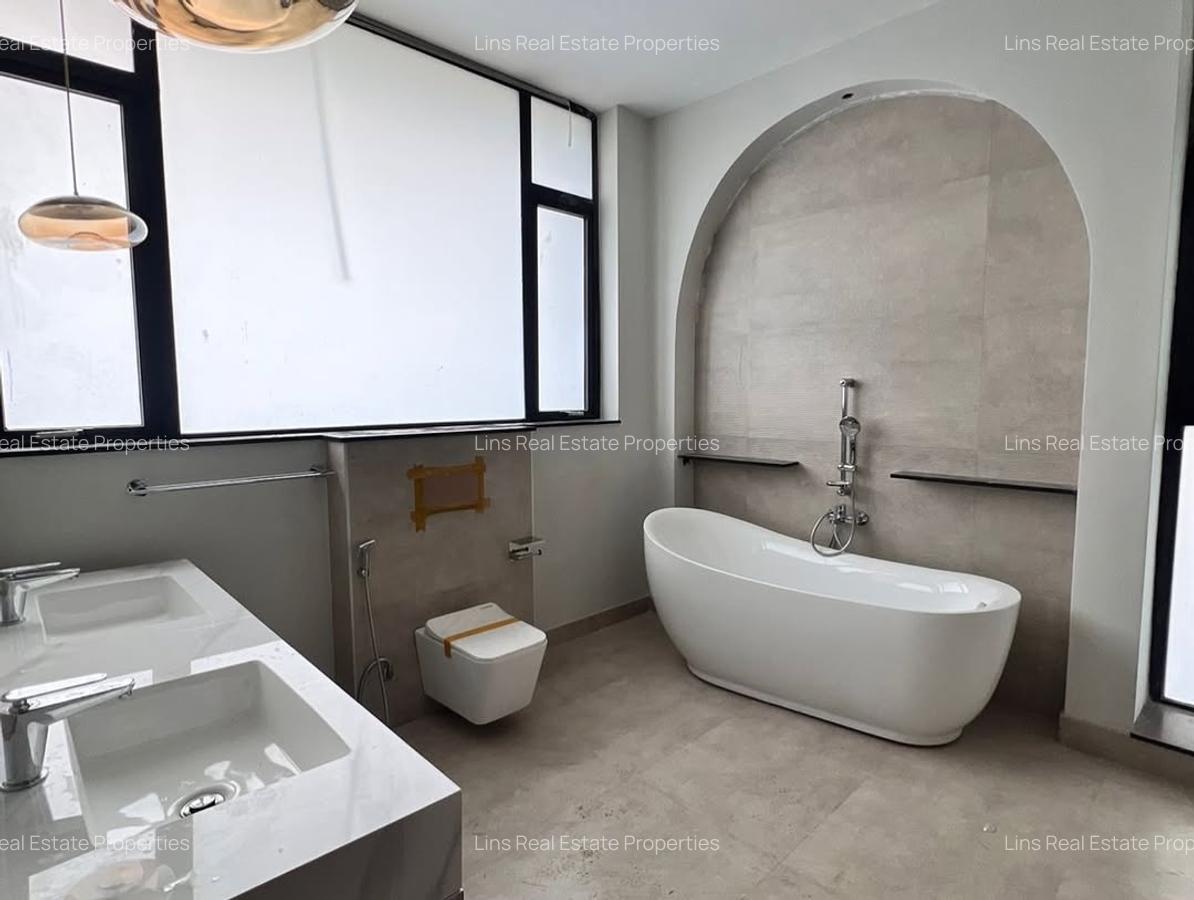 5 Bed House with En Suite in Nyari - 11