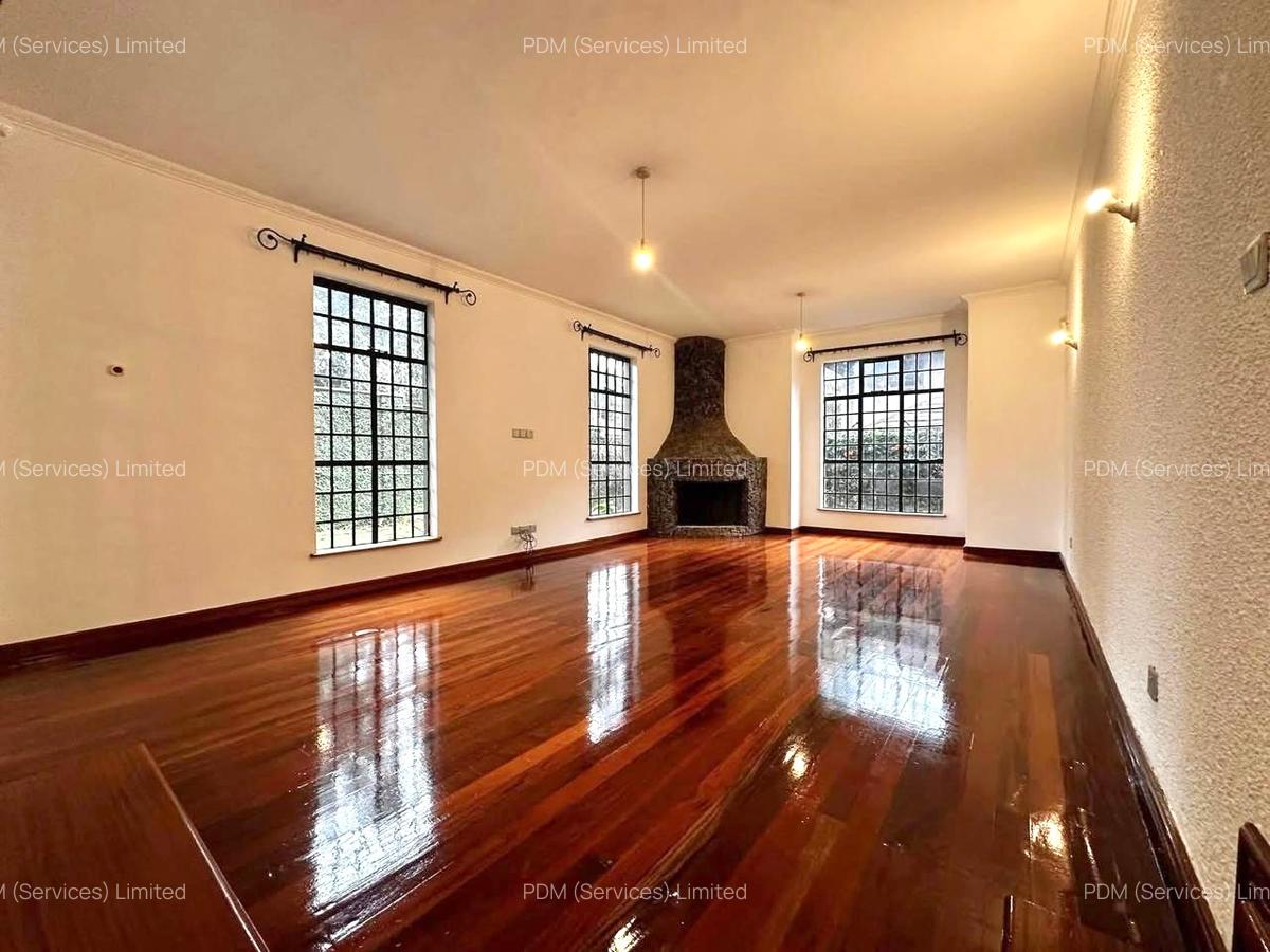 4 Bed Villa with En Suite in Spring Valley - 3