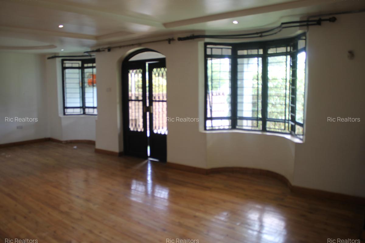 3 Bed House with En Suite at Karen - Fairacres - 10