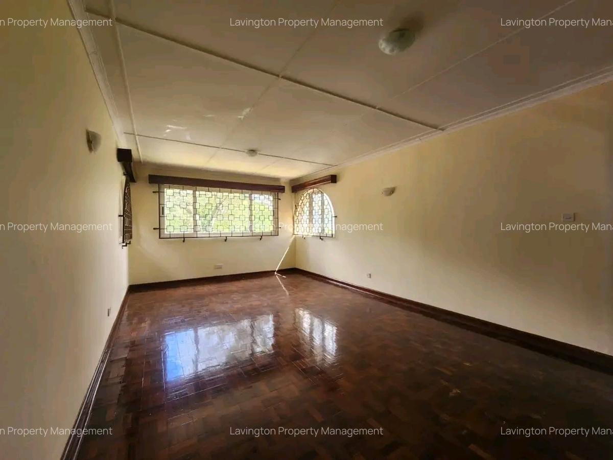 5 Bed House with En Suite at Lavington Green - 3