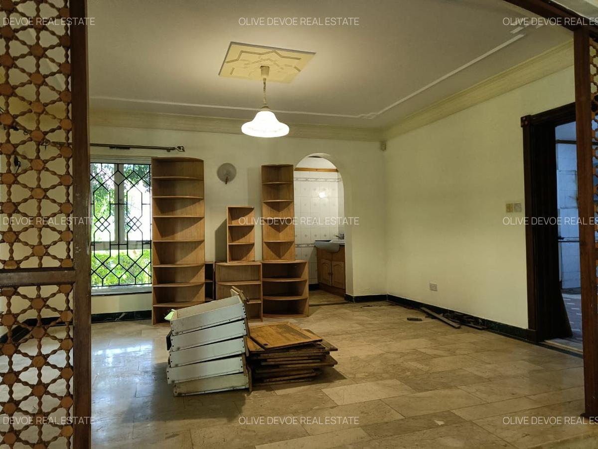 4 Bed House with En Suite in Hill View - 14