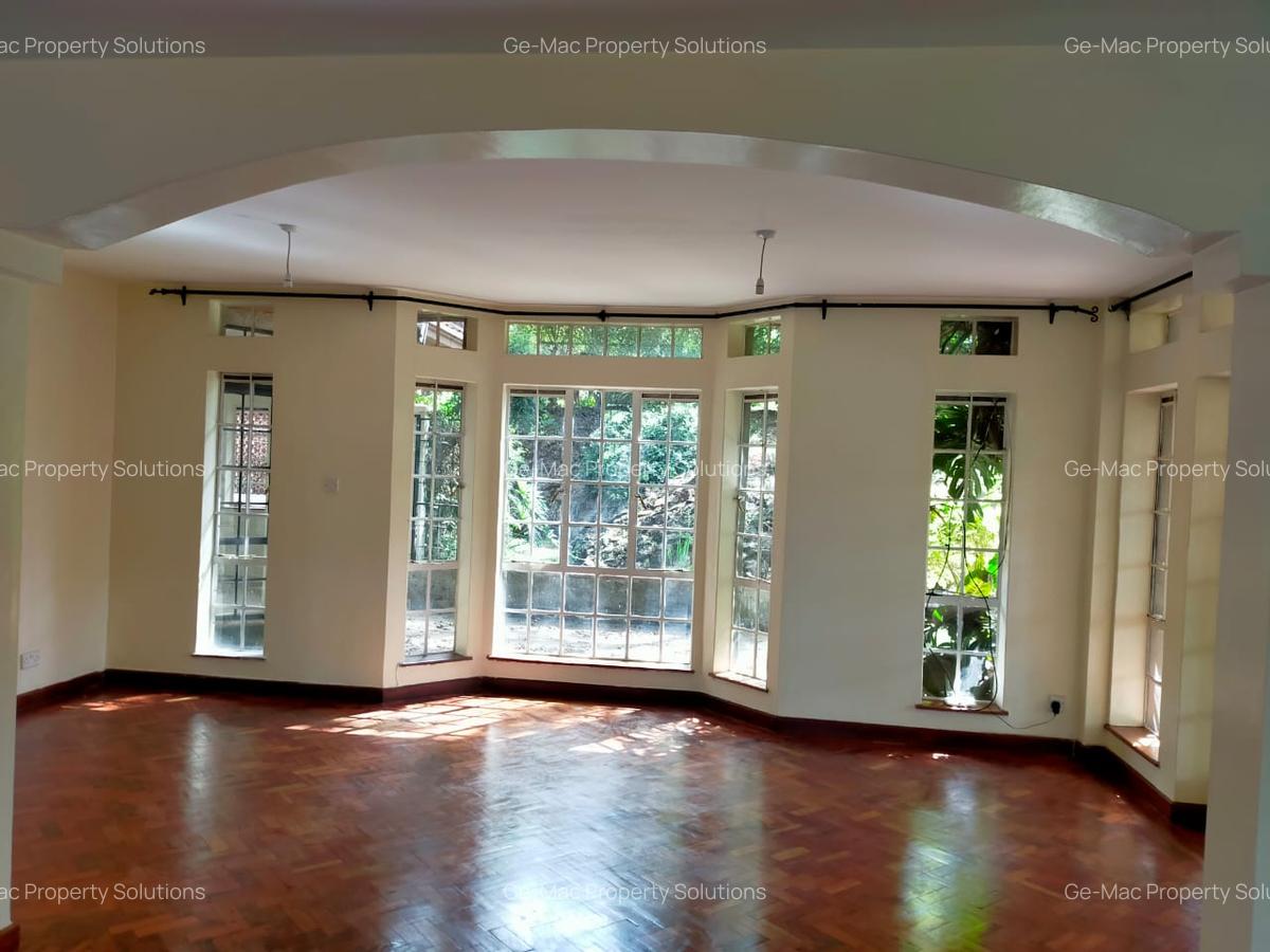 5 Bed House with En Suite in Rosslyn - 13