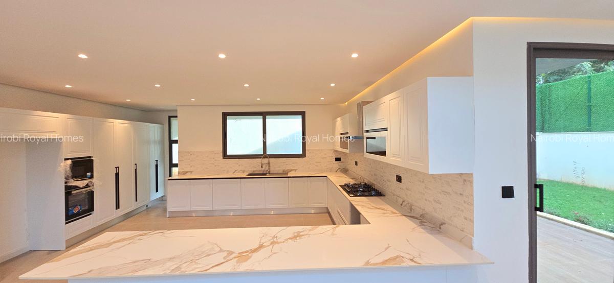 5 Bed House with En Suite at Lavington Convent Drive - 16